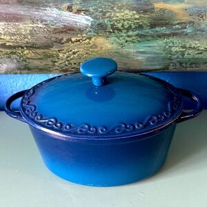 TECHNIQUE Heavy Navy Blue 8 Cup Cast Iron Enameled Dutch Oven/Casserole